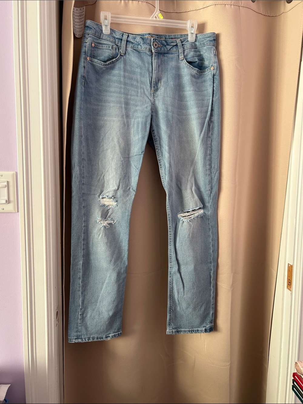 Arizona Jean Company Light Blue Boyfriend Jeans with Distressed Knees